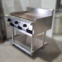 Used Luus CS-9P Gas 900mm Griddle With Stand - ST25UK411